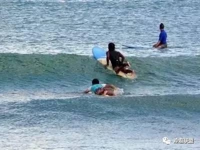 重庆一保安站岗时全身发抖引发关注,售楼处回应:在活动身体